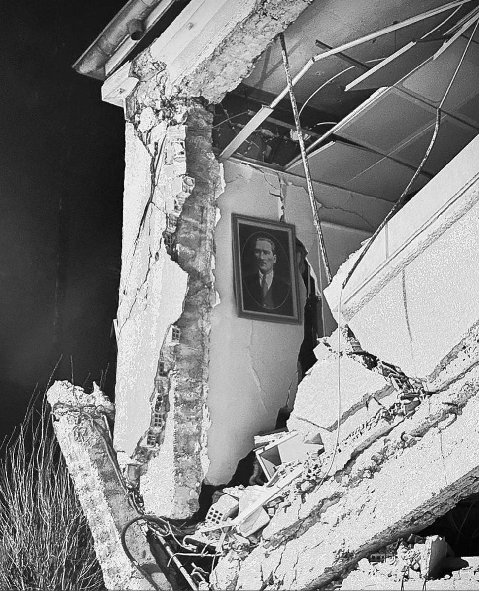 Deprem de yıkılan evden bir görüntü…

#adiyamandeprem #yurtlar #hatay #yapmayın #işkence #enkaz #polis #asker #fırsatcı #Kuerdistan Cumhurbaşkanı Erdoğan Hatay’ın Antakya