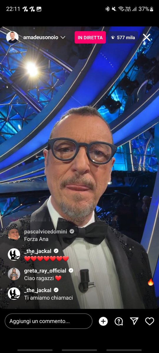 BibbiGiada's tweet photo. Ama cercando l'invitato mentre in tv passa rai2, la linguetta: volo.   #Sanremo2023 https://t.co/QaZaeLHcIg
