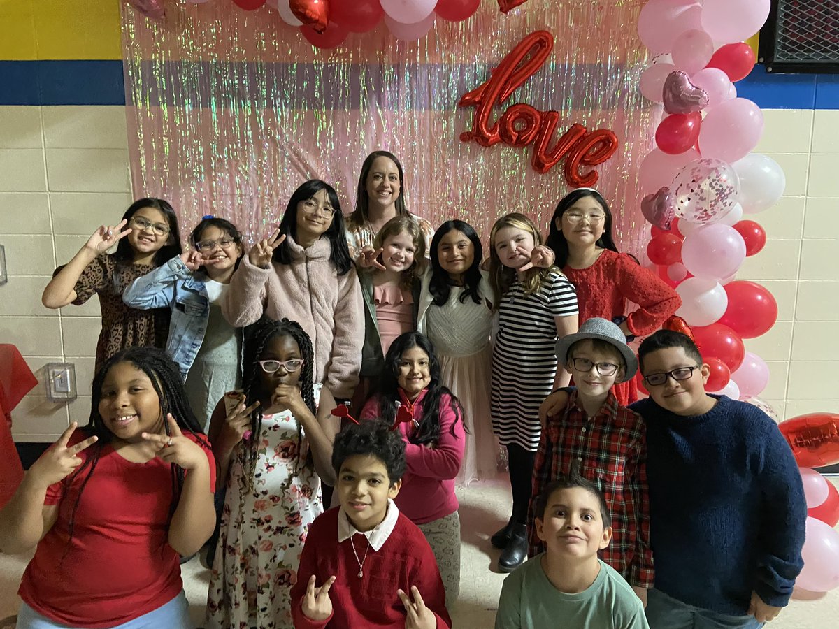 Fox_Elementary's tweet photo. Thank you to our wonderful Anne Fox Elementary PTA for putting together such perfect night for all our students! We loved seeing everyone dressed to impress and spending quality time with their friends out on the dance floor!
#VIPdance #FoxFamily #LoveYourPassengers https://t.co/EpYv0pImr4