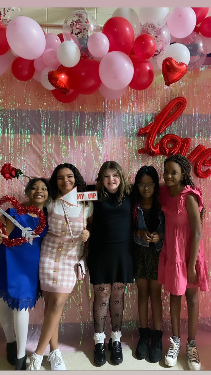 Fox_Elementary's tweet photo. Thank you to our wonderful Anne Fox Elementary PTA for putting together such perfect night for all our students! We loved seeing everyone dressed to impress and spending quality time with their friends out on the dance floor!
#VIPdance #FoxFamily #LoveYourPassengers https://t.co/EpYv0pImr4