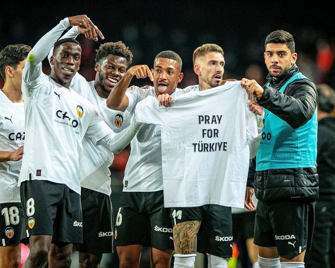 Valencia oyuncuları, Athletic Bilbao maçında attıkları golden sonra 'Türkiye için dua et' yazan bir tişört açtılar.