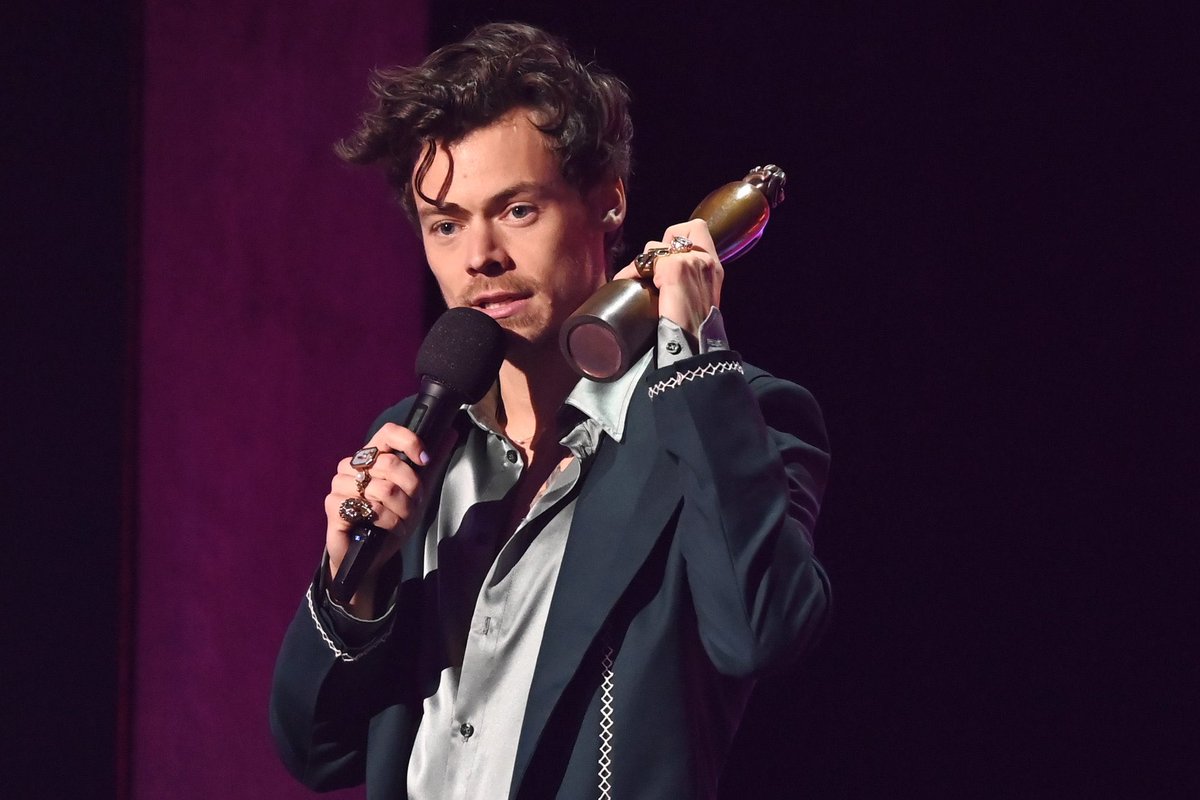Harry Styles Spain on Twitter "RT HSSHQs 📸 ¡Harry aceptando su