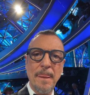gioelemaiorca1's tweet photo. #Sanremo2023 #FestivalDiSanremo2023 
POV: MIA MAMMA QUANDO VOLE FARE UNA VIDEOCHIAMATA https://t.co/7k4IsiRpW0