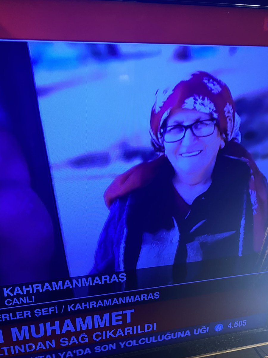 GÜLİSTAN DİNÇER 
Saçları beyaz , kısa 
Uzun boylu değil
Enkazın ilk günü çıkarılmış olma ihtimali var kimlik olmadığı için hastanelerde bulunamıyor.Gören olursa KANALD’ye mesaj olarak bildirirseniz cok iyi olur