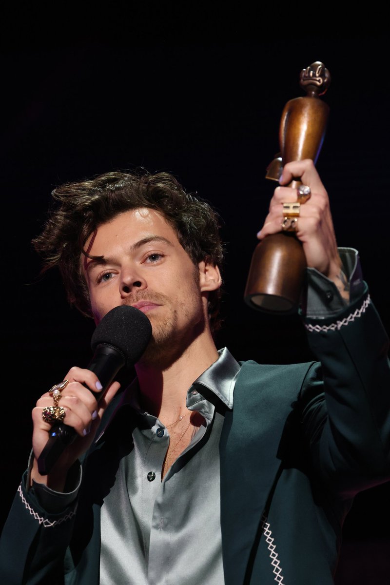 KingsUpdatesHL's tweet photo. Harry with his #BRITs award today https://t.co/i8ht5FJrzD