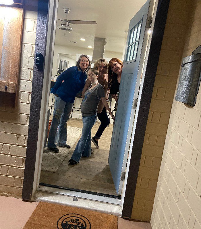 dreamfound's tweet image. Dream recipient Kellirae arrived in Phoenix for the Super Bowl, greeted by host, @stayjandk, who generously donated her @Airbnb stay! The kindness of individuals across the country, like Kelsey and Josh, allow us to fulfill so many more final Dreams than we otherwise could.