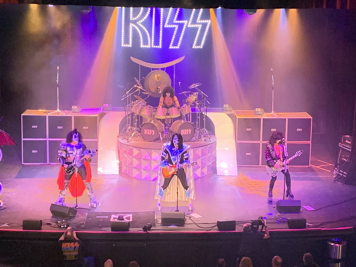 Kiss but not really KISS 😝