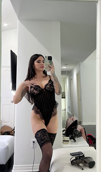 Had such a great day on set today 😍 https://t.co/DYylFTZ7m8