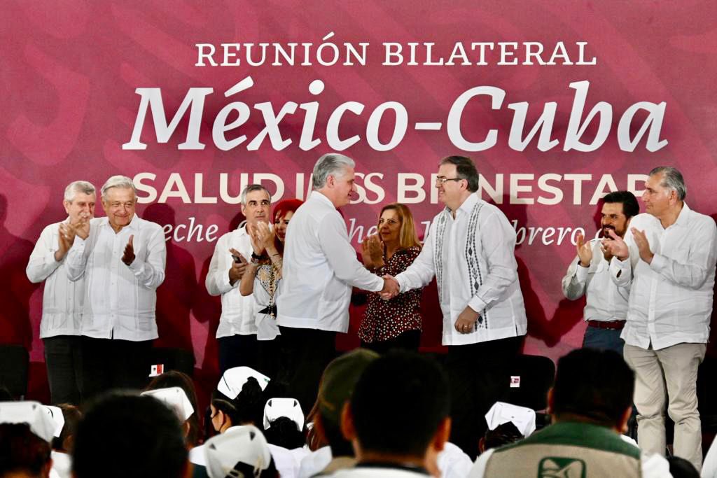 rosas_luisem's tweet photo. Una foto vale más que mil palabras #MarceloDefiendeLa4T #AMLO 

@m_ebrard @lopezobrador_ https://t.co/nDyDIKZDX8
