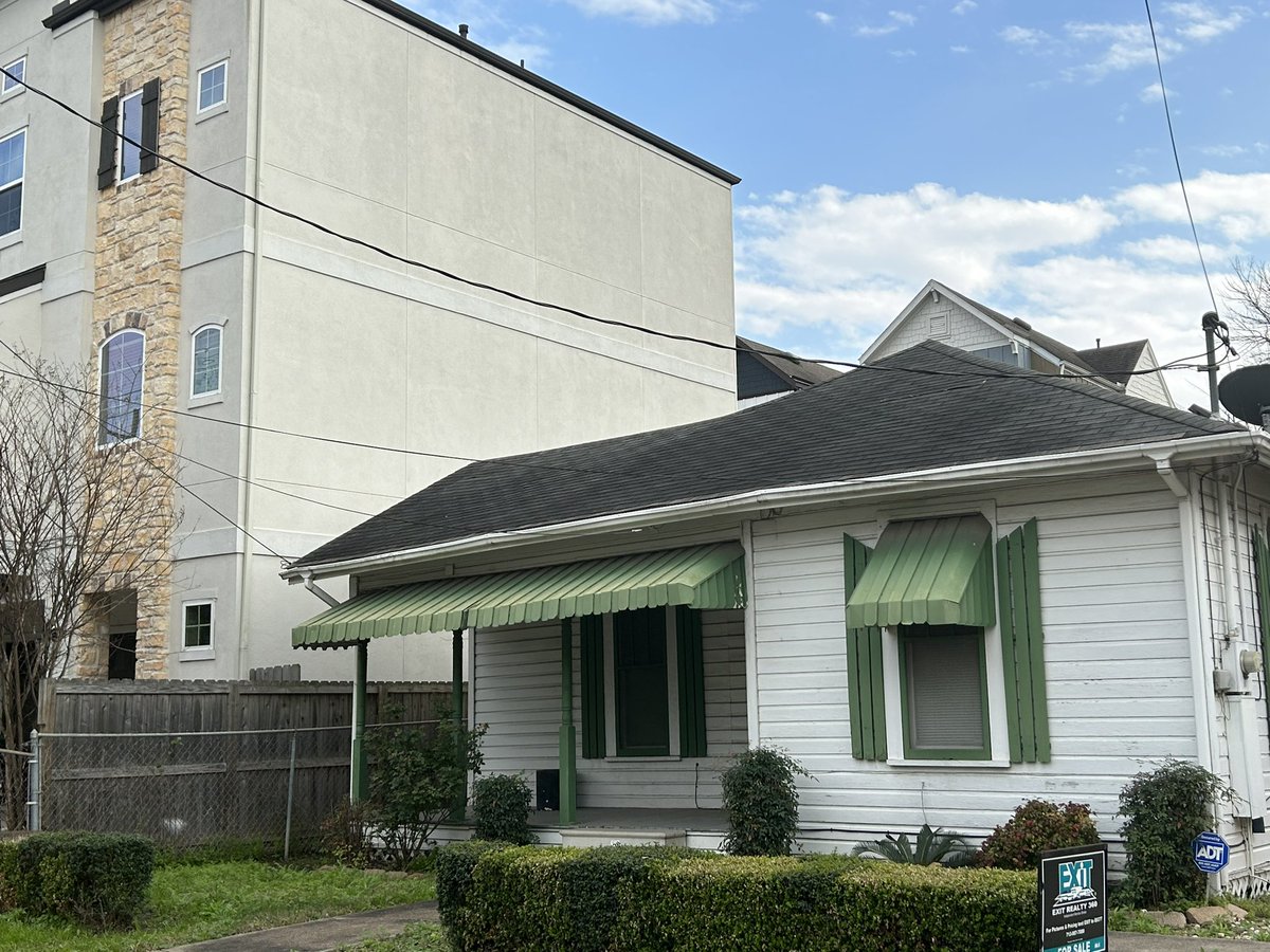 tanyadebose's tweet photo. Houston’s West End was once home to a small group of Black people who settled themselves just east of Memorial Park. Most, descendants of freedmen with jobs in the city. Sadly, the community has been erased except for a church &amp; this cute lil house. Don’t blink or it’ll be gone! https://t.co/Dm3gUei9TM