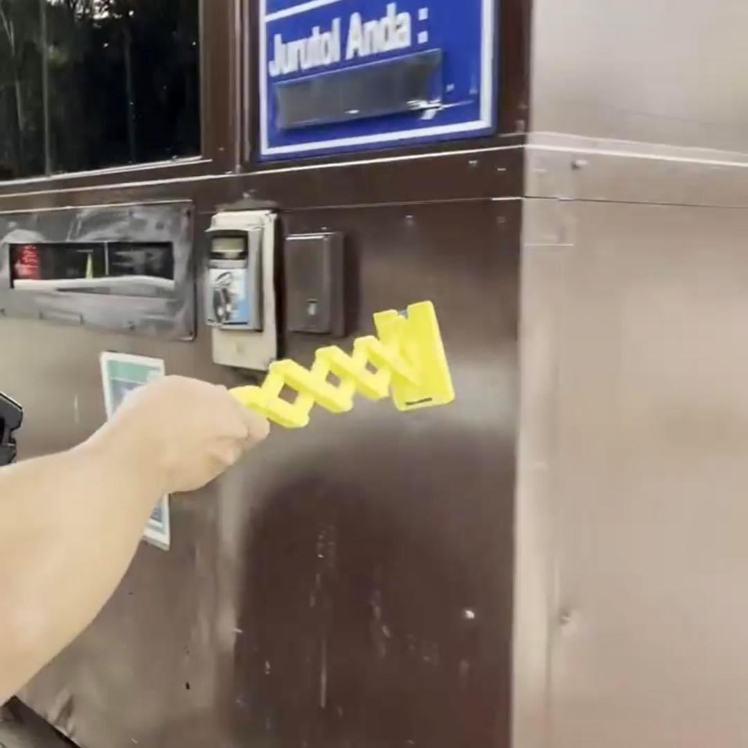 ApiliaTLazada's tweet photo. Takpayah dah gigih sentuh kad TNG!!! 

Pakai je batang ni, picit2 terus je jadi panjang. Takdelah sampai nak kene keluar dari kereta

Tngoklah weh harga dia : https://t.co/FZy4leqtNK

For now benda ni just prototaip je,. Yang kat link tu fungsi lebih kurang https://t.co/G9sr311QAY