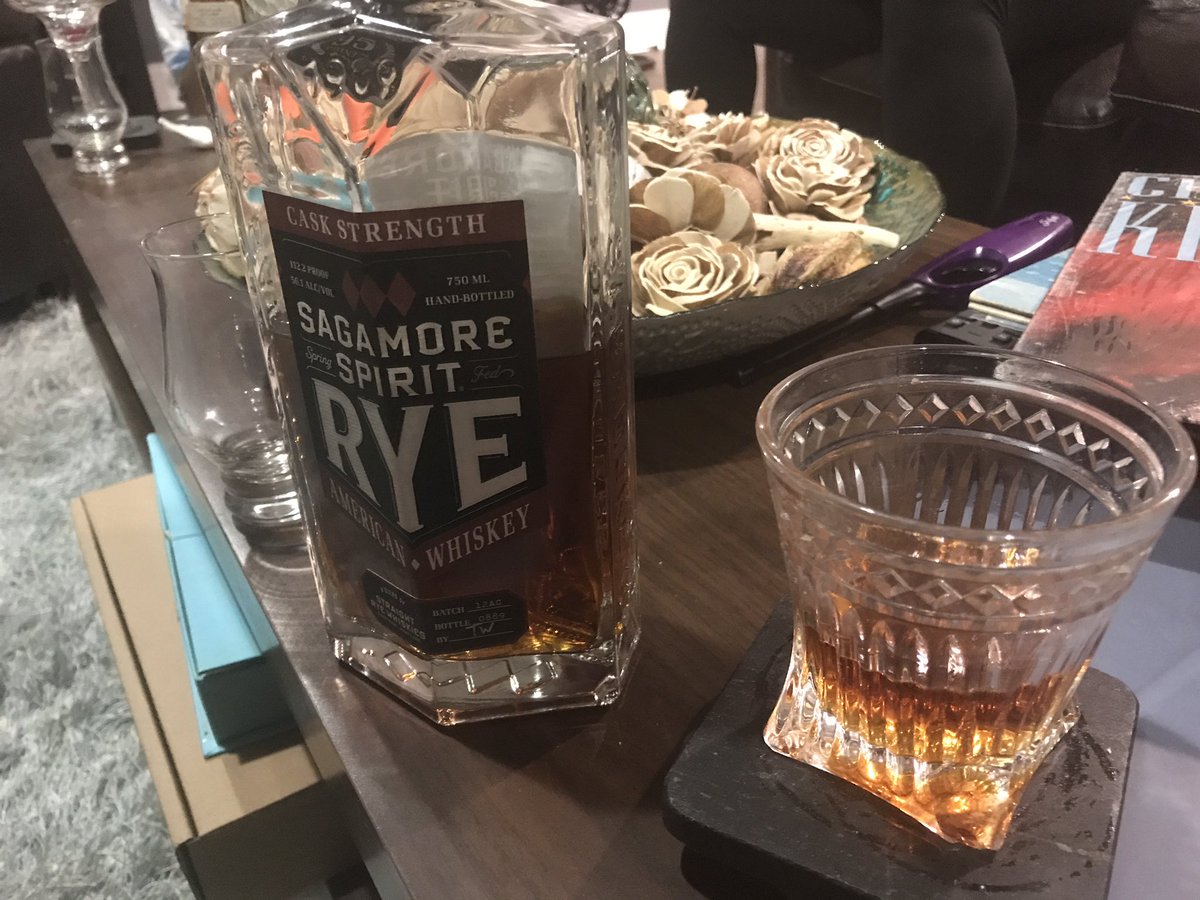 Dreamchaser7054's tweet image. Tonight’s end of the bar basement groove! #vinylsonly #classicvibes #sagamorerye #caskstrength #thriller