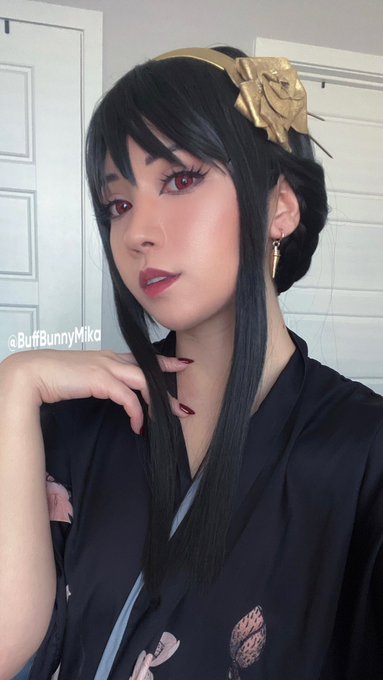 Was shooting Yor today and while getting ready I thought my robe was a ✨look✨ for her 🌹 https://t.co