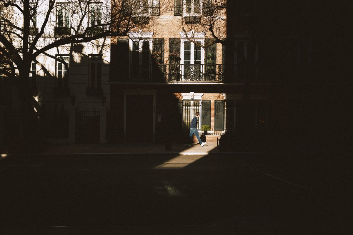 VantagePointNYC's tweet photo. 12 Noon. ☀️ #35mm https://t.co/m8WyjaUqps