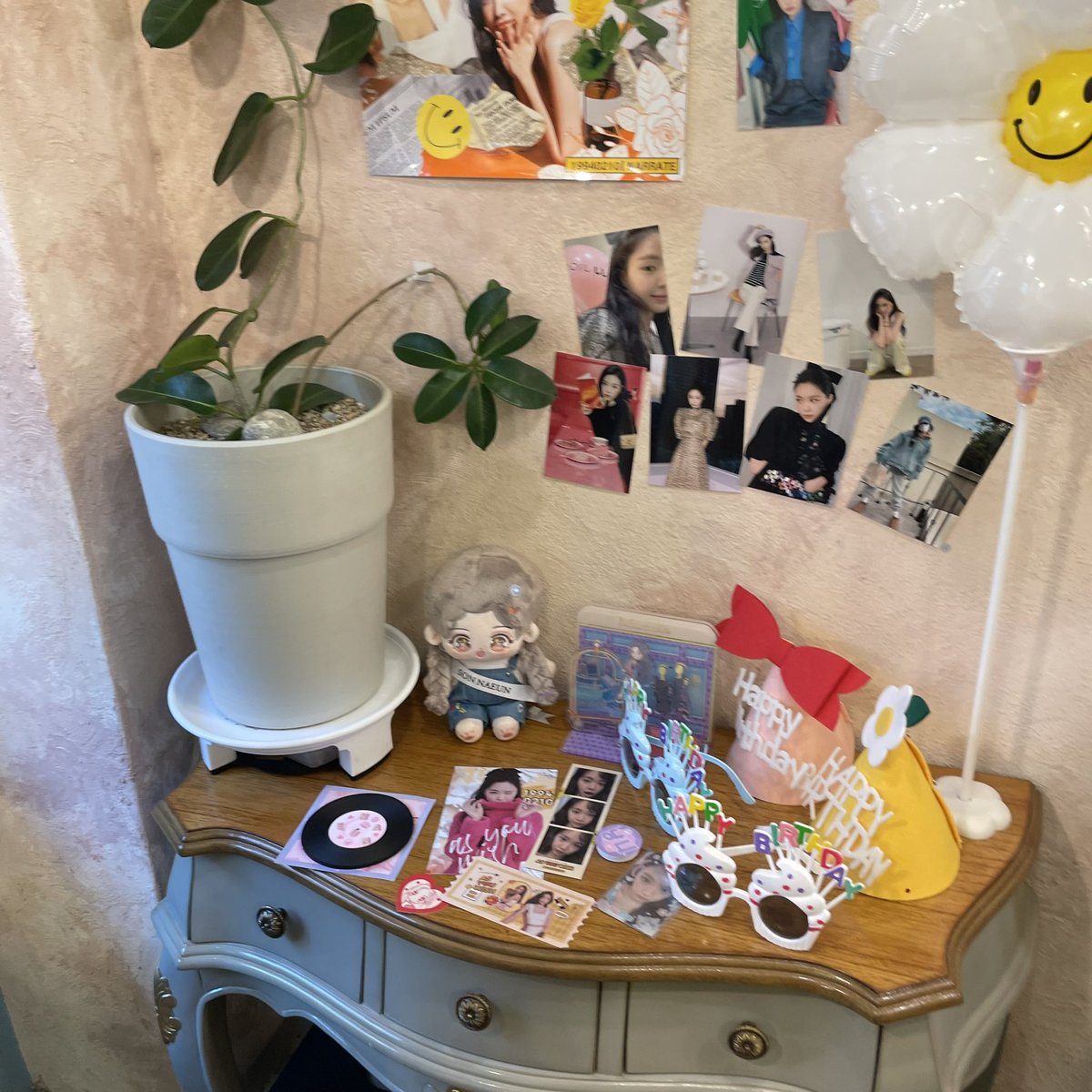 alldaynaeun's tweet photo. 부끄럽지만..또 다녀왔어요 🙊
생일꽃집이라니 … 진짜 이뻤어요 🫶🏻
사진이랑 꽃집 분위기랑 너무 이쁘고 잘어울려용.. 
나으니HBD💛

#Happy_Naeun_Day 
#Blooming_in_February @Happynaeunday https://t.co/zvDLBInkmt