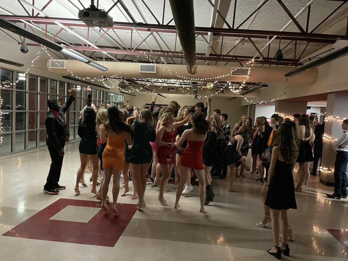 JulieSchrum320's tweet photo. The homecoming dance is off to a great start! https://t.co/k5UzXhmZ4e