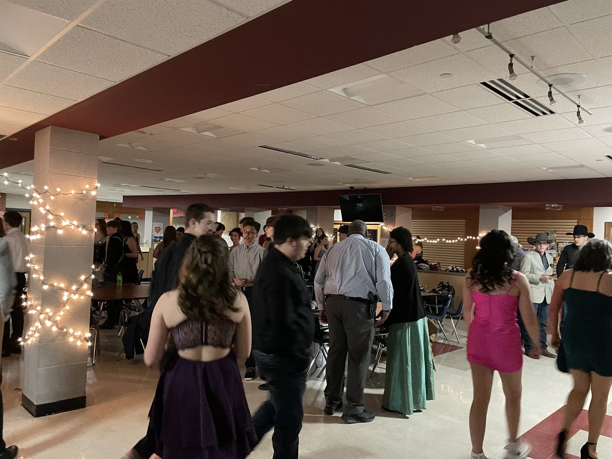 JulieSchrum320's tweet photo. The homecoming dance is off to a great start! https://t.co/k5UzXhmZ4e