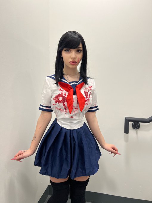 overly attached gf                   (cosplay fake bl00d) https://t.co/yyvTWoyIWj