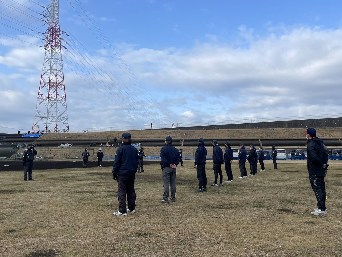 【#球場now】2月12日(日) 審判講習会(少し寒い), コロナ規制も緩み 3年ぶりに大規模開催。審判受講者100人も集うと さすが審判臭ぷんぷんです。@平塚河川敷野球場 
#野球 #審判
