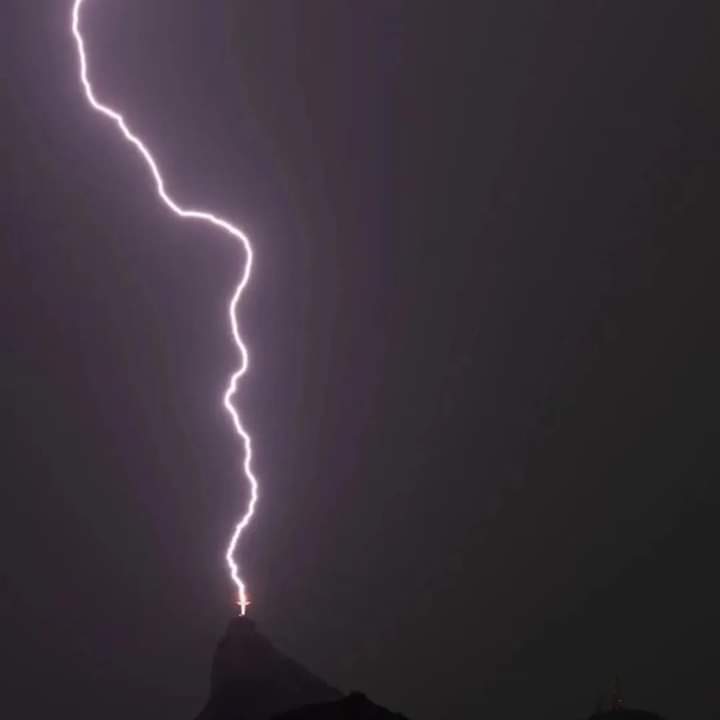 Impressionante! Raios no Cristo, nesta sexta 🥶🥶 Registros feitos em 10 de fevereiro de 2023 às 18h55 (Cristo) e 19h03 (Antenas)