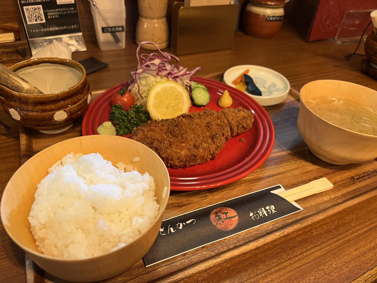 HOKKORIsun_f's tweet photo. 昼時混んでました。
ロースかつ100g御膳

#とんかつ紅　#肉厚　#室蘭 https://t.co/mALG2fCqmf