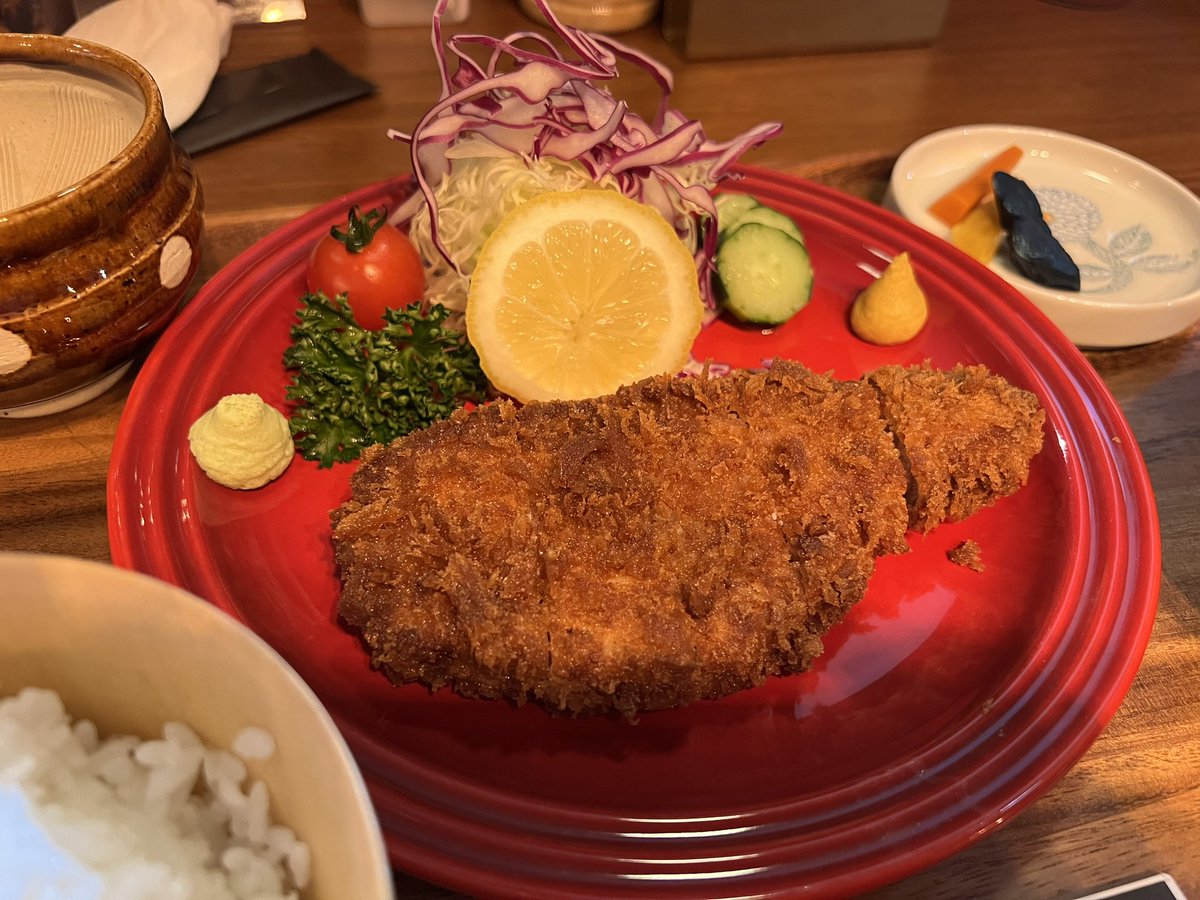 HOKKORIsun_f's tweet photo. 昼時混んでました。
ロースかつ100g御膳

#とんかつ紅　#肉厚　#室蘭 https://t.co/mALG2fCqmf