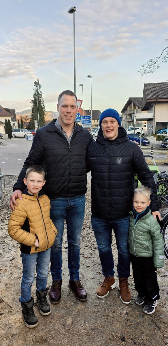 Vier Jungs ein König #langnau #schwingen #Schweiz <a href="/matthiassempach/">Matthias Sempach</a>