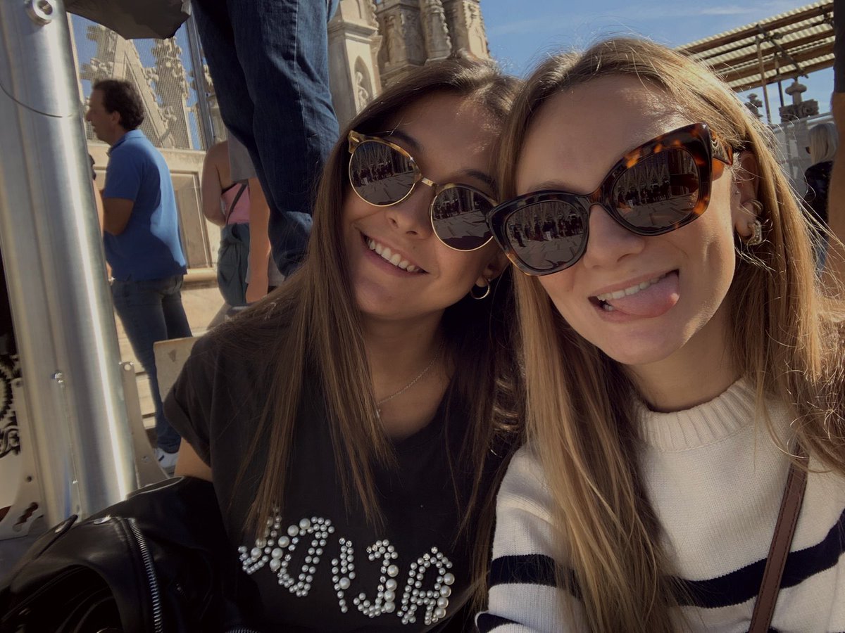martariza24's tweet photo. No hem coincidit ni a l’escola, ni a l’ESO, ni a la uni. Tampoc hem set companyes de feina ni practicat el mateix esport, però fa més de 20 anys que ens escollim com a amigues. Quina sort i quin plaer🤍🤍🤍 @marionacarta https://t.co/yQdhWtYkAm