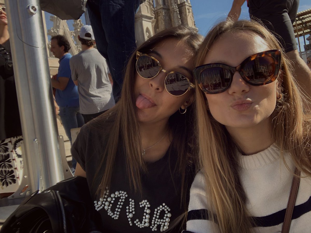 martariza24's tweet photo. No hem coincidit ni a l’escola, ni a l’ESO, ni a la uni. Tampoc hem set companyes de feina ni practicat el mateix esport, però fa més de 20 anys que ens escollim com a amigues. Quina sort i quin plaer🤍🤍🤍 @marionacarta https://t.co/yQdhWtYkAm