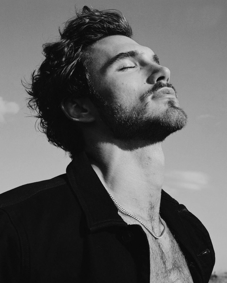 Quero para mim o espírito desta frase, transformada a forma para a casar com o que eu sou: Viver não é necessário; o que é necessário é criar.