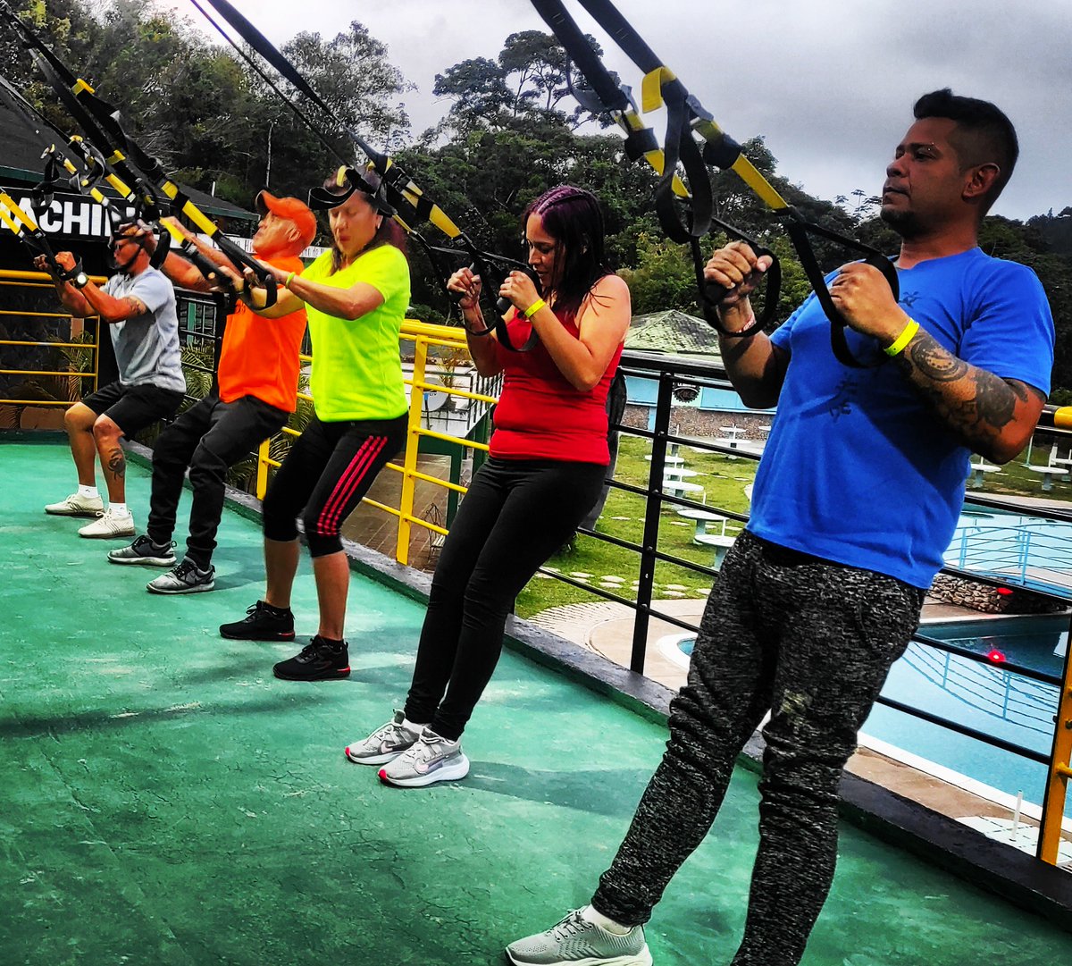 PhysicalStudio1's tweet image. El TRX es una modalidad deportiva que consiste en realizar ejercicios en suspensión: con la ayuda de unas correas especiales, suspendemos en el aire parte del peso de nuestro cuerpo de manera que los músculos que han de realizar el movimiento tienen en este peso una resistencia.