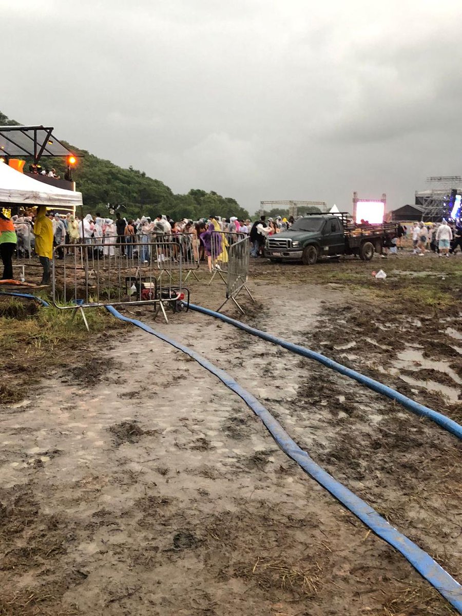 iagohenriques_'s tweet photo. Essa é a estrutura "foda" que Rep festival prometeu !!! Quem tava lá sabe. https://t.co/QbVFzvJXAg