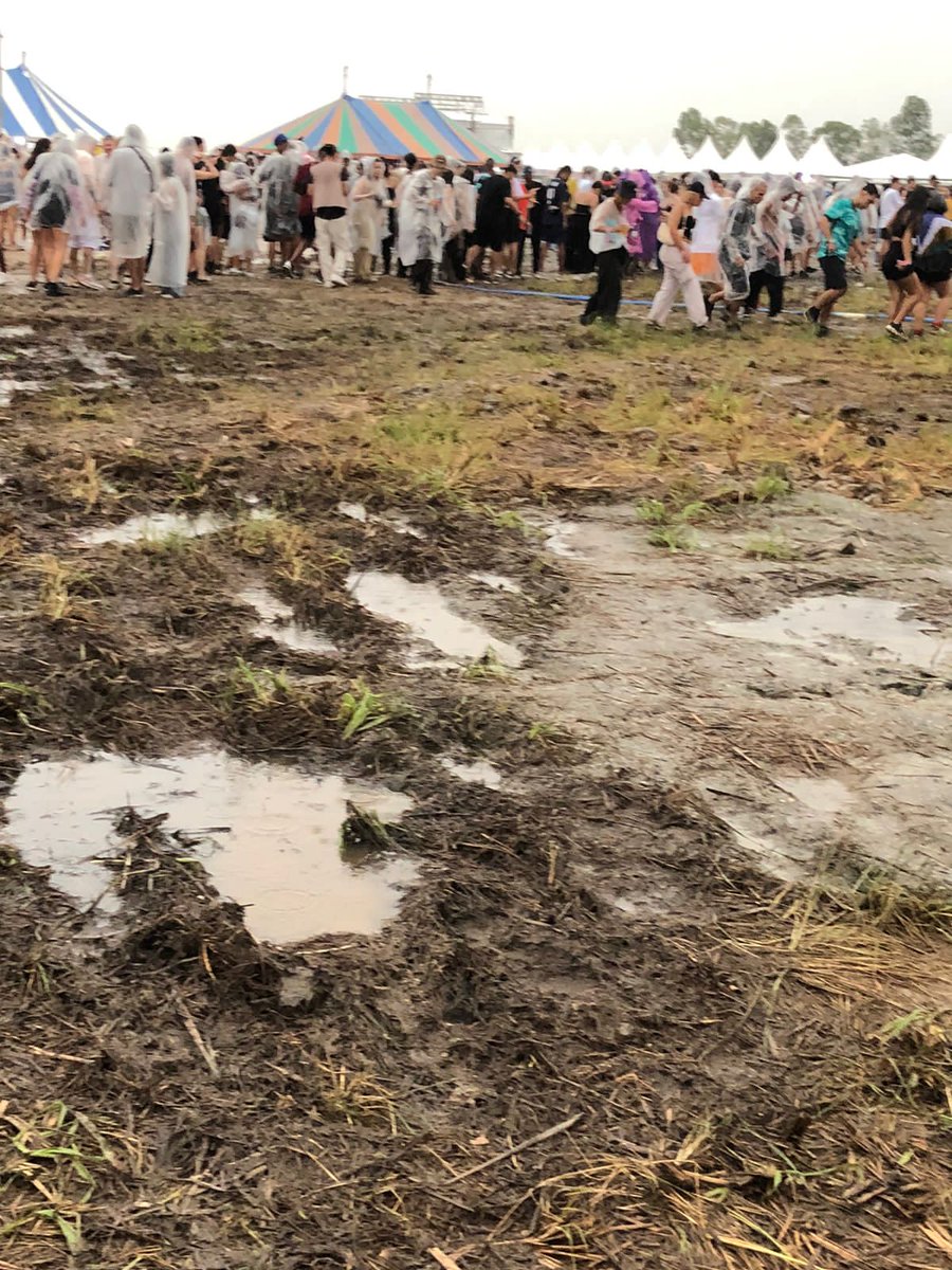 iagohenriques_'s tweet photo. Essa é a estrutura "foda" que Rep festival prometeu !!! Quem tava lá sabe. https://t.co/QbVFzvJXAg