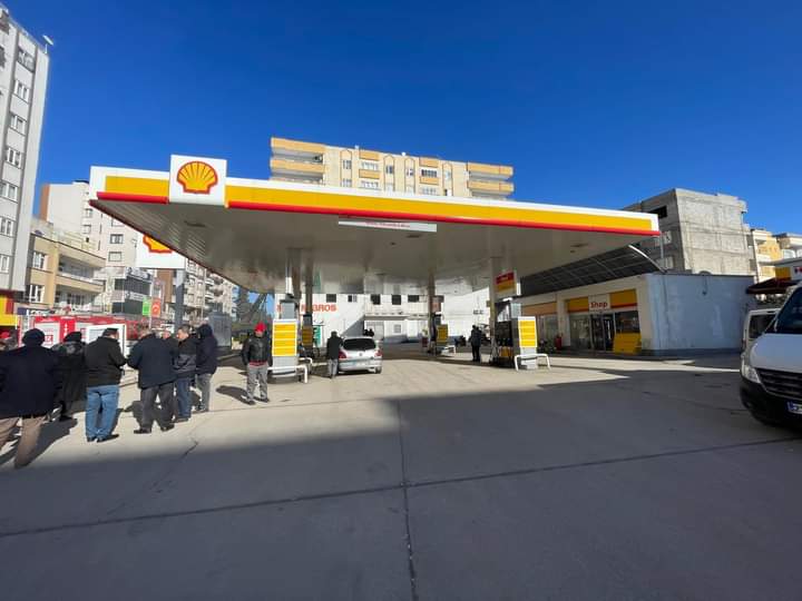 filiz175's tweet photo. 1• #Nizip'in meydanında #Shell Petrol Benzin istasyonunun sahibi Nejdet Alpay daha önce enkaz gönüllüleri çalışma yaparken tuvalet ihtiyacını karşılamak için benzin istasyonuna geliyor diye hepsini kovdu. Benzin istasyonunun WC'sini kapattı. https://t.co/YKDVDZ7nfo