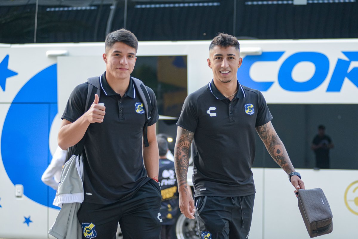 evertonsadp's tweet photo. ¡El Plantel Oro y Cielo ya se encuentra en el estadio Sausalito! 😁 

#VamosEVER 💙💛⚽ https://t.co/uGJWUfKgZ1