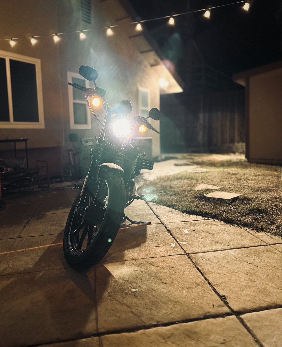 HellaJrl's tweet photo. The 883 really needs an exhaust. https://t.co/4epGaJPBG5