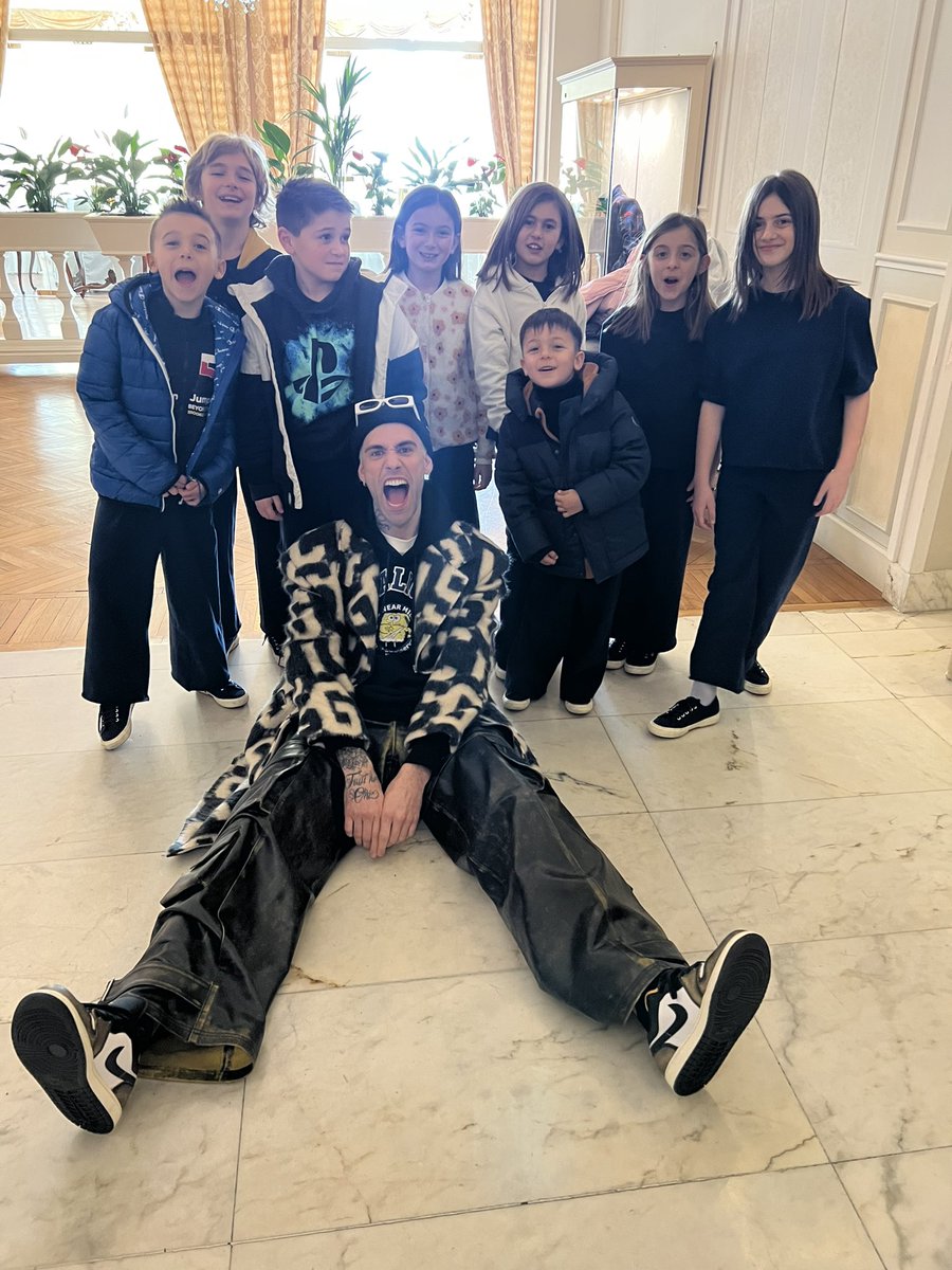 Siamo arrivati alla fine del viaggio!
Al di là di come andrà a finire, tornerò a casa pieno di ricordi e emozioni incredibili.
Un grazie speciale va ai bimbi del coro, il maestro Melox e ovviamente a tutti voi. 

Votate con il CODICE 15
- SMS 📱4754751
- TELEFONO FISSO ☎️ 894.001