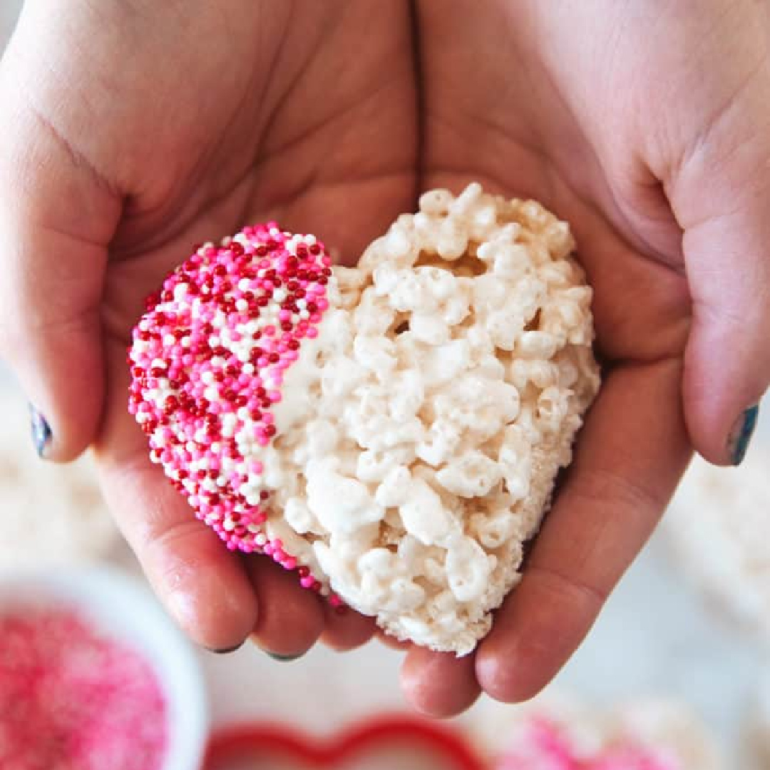 TaraNoland's tweet photo. These amazing Heart Shaped Rice Krispie Treats are fun to make and fun to eat! A delicious edible craft for the family to enjoy on Valentine's Day! #ricekrispiestreats #heartshaped #ValentinesDay #ediblecraft #sweettreat #snack https://t.co/198pc2LN7a https://t.co/SQWrH1YxOm