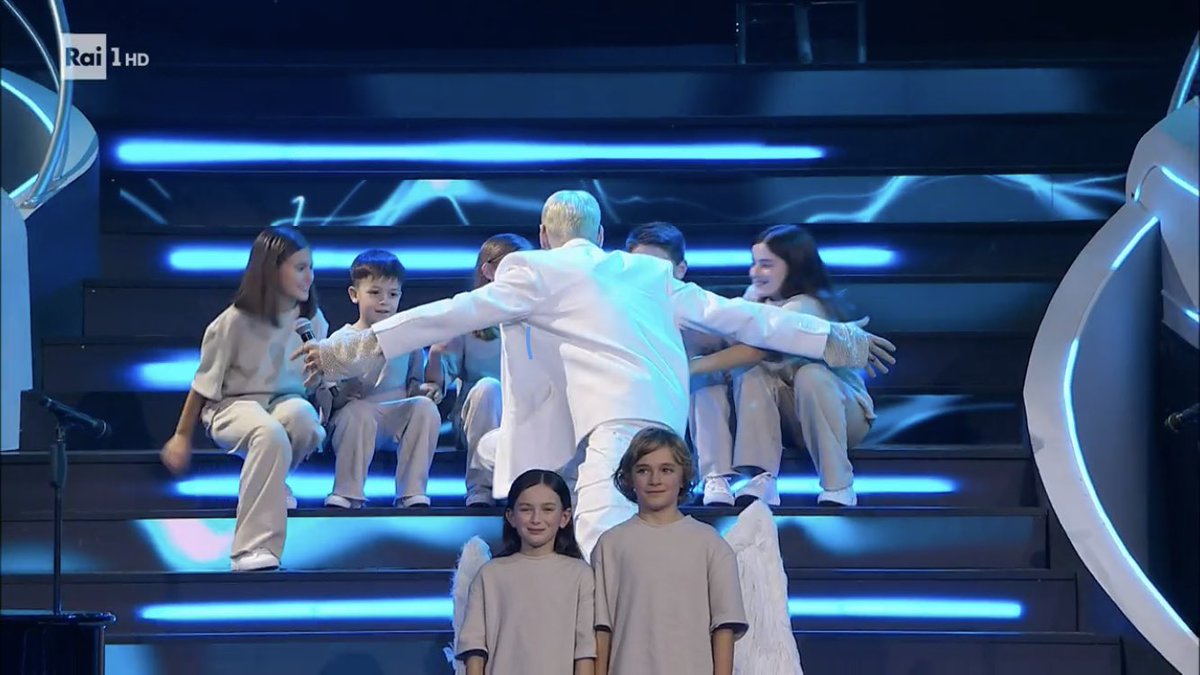 stressedfra's tweet photo. “i bambini non ci sono?”
gianni morandi semplicemente rappresentando tutti noi 🥹

sono innamorata 🫠❤️‍🩹

#Sanremo2023 #mrrain https://t.co/X0gK6sNFs8