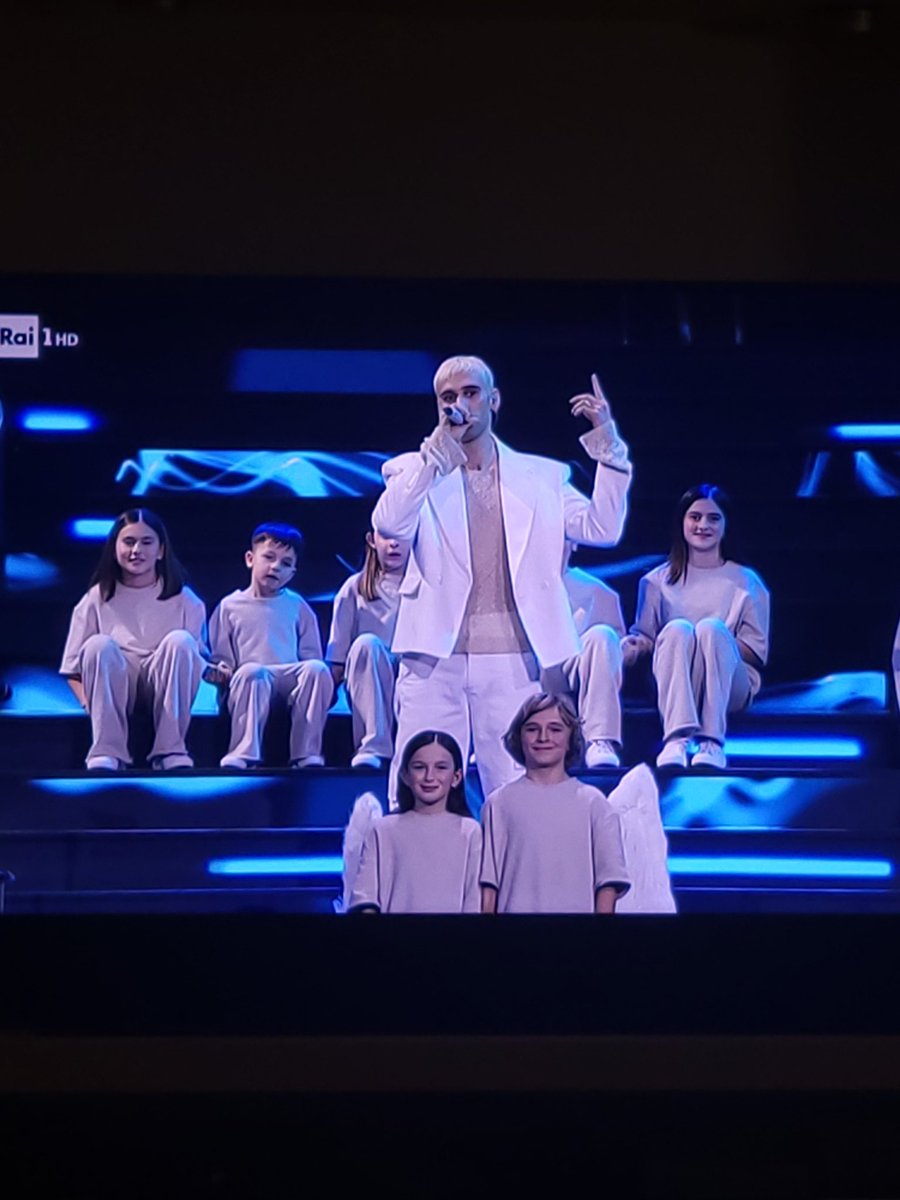 ireneluvsbot's tweet photo. questa canzone è troppo bellina🥹

#mrain #sanremo23 #Sanremo https://t.co/eY3jxXuPEg