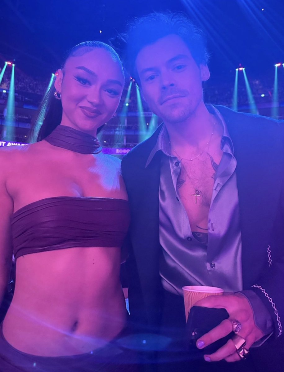 tracklist's tweet photo. Stella (FLO) e Harry Styles no #BRITs https://t.co/6CrFf8HwPi