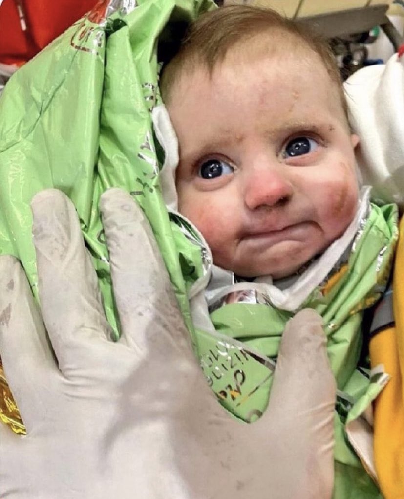 Prendo una pausa da Sanremo per celebrare la vita di questo bimbo di 2 mesi estratto vivo in Turchia dalle macerie del suo palazzo dopo 128 ore dal terremoto. La sua famiglia non ce l’ha fatta.
I suoi occhi, la speranza.
Ho pianto.