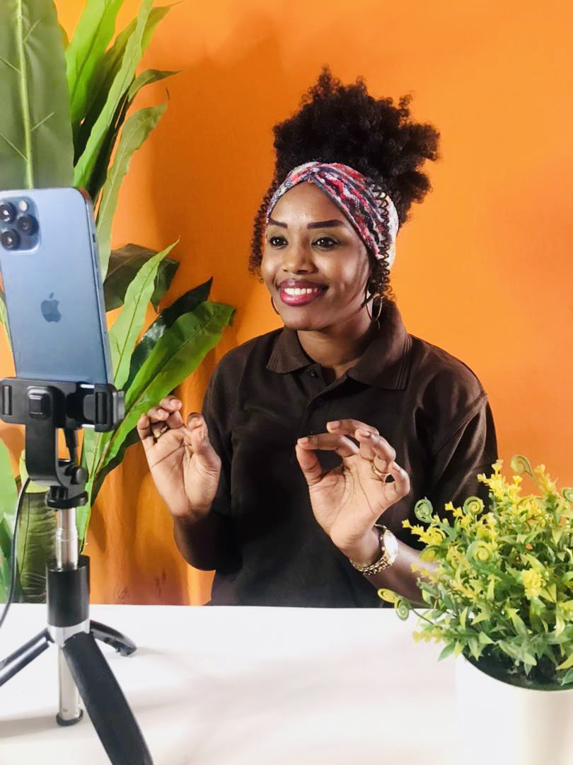 CEst l'effort et la passion qui se cachent derrière chaque production de contenu réussie. C'est un aperçu du travail acharné et de la collaboration requis pour créer des histoires captivantes qui toucheront les spectateurs. 

#contenudigital #dakar #digitalmarketing #fyp