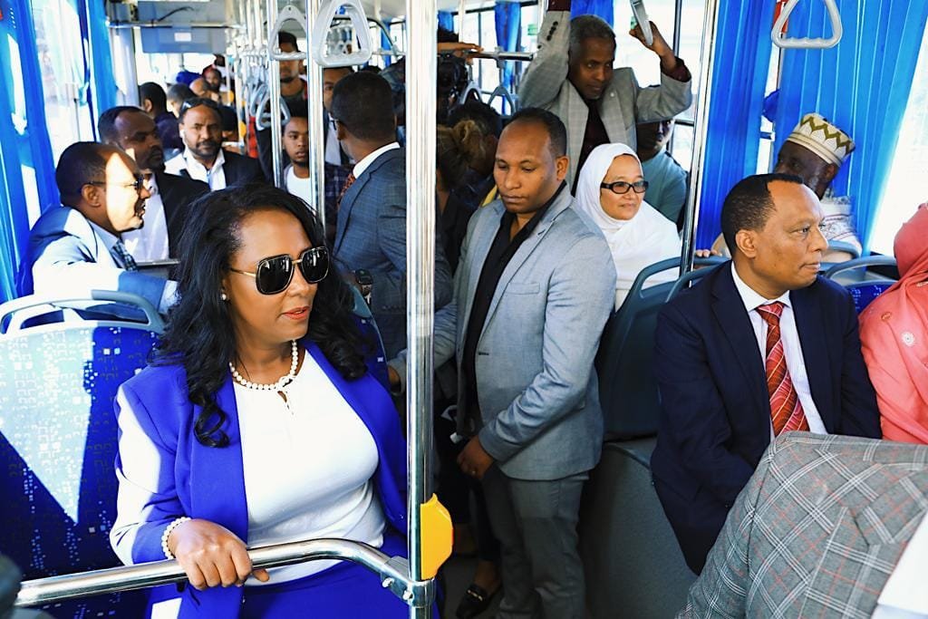 AdanechAbiebie's tweet photo. የከተማችን አዲስ አበባን የትራንስፖርት ችግሮች ለማቃለል በ3.8 ቢሊየን ብር ዓለም አቀፍ ደረጃን የሚያሟሉ 200 ዘመናዊ የከተማ አውቶቡሶች ግዥ ፈፀምን ዛሬ 100ዎቹን አውቶብሶች አገልግሎት በማስጀመራችን እጅግ ደስ ብሎናል። 1/5 https://t.co/Xdev6pl3Kv
