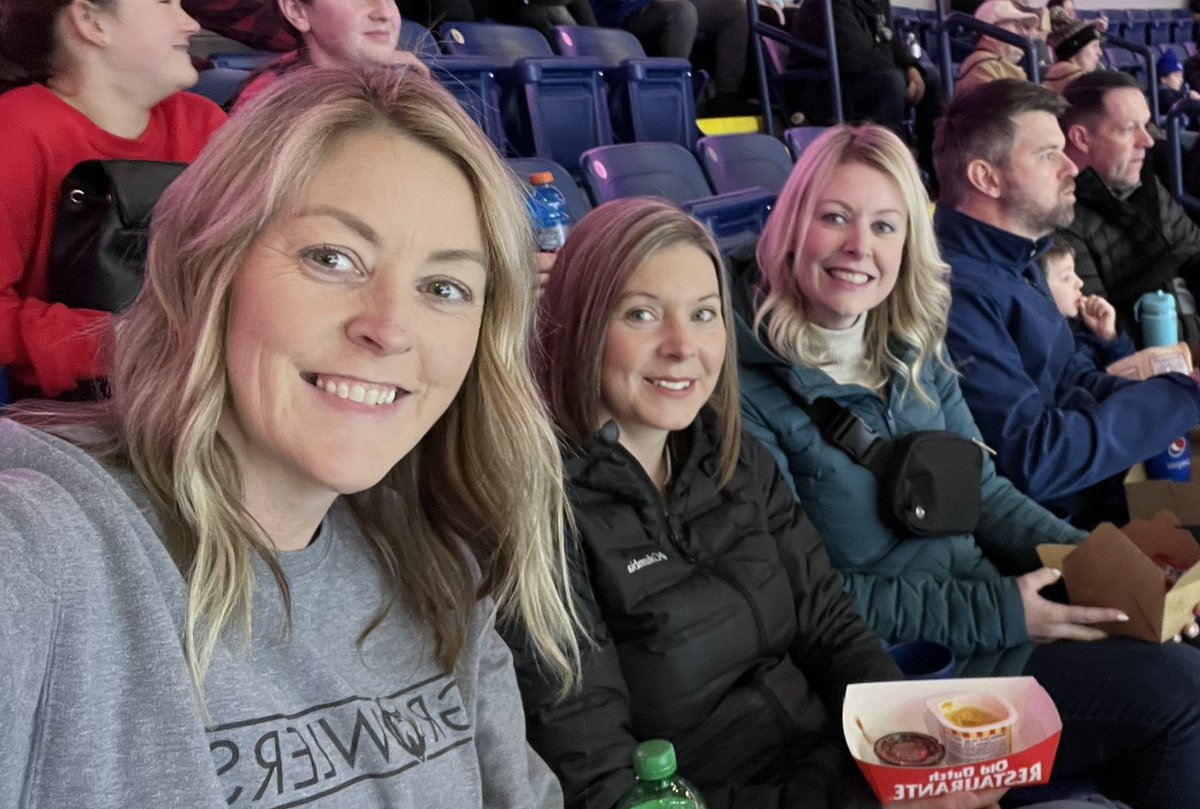 AdonnaHickey's tweet photo. #teacherappreciation night @NLGrowlers representing @Hazelwood_Elem @AdmiralsAcad_NL @holyfamilyscho2 #standonguard https://t.co/hG6uRB13HV
