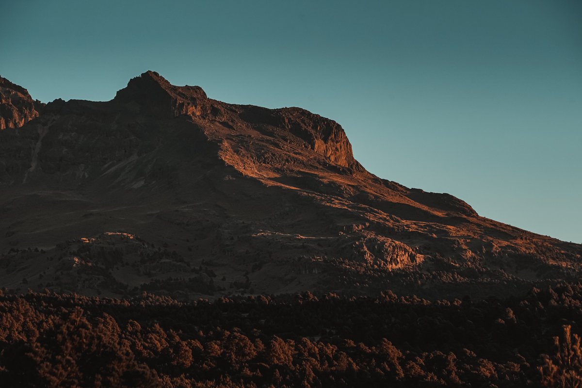 JornadaEdomex's tweet photo. #Galería 🤩 El #Popocatépetl con sus enormes fumarolas, una rotación de estrellas perfecta y un poco de la vía láctea en una sola imagen... ¿Mágico no?

📸: Mau Meyer https://t.co/5dJI4envl7