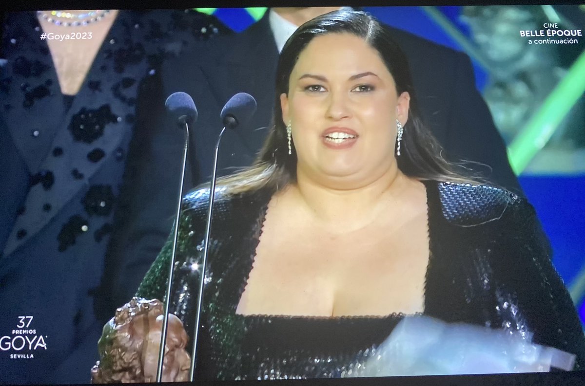 angelvarelapena's tweet photo. “Vosotros no tenéis la culpa, no hay nada malo en vosotros”, la reivindicación de Laura Galán contra el acoso por “los cuerpos no normativos” tras ganar el goya a mejor actriz revelación por “Cerdita”. Los #Goya2023 más diversos. #Goyas2023 https://t.co/pKC5xo2Uh2