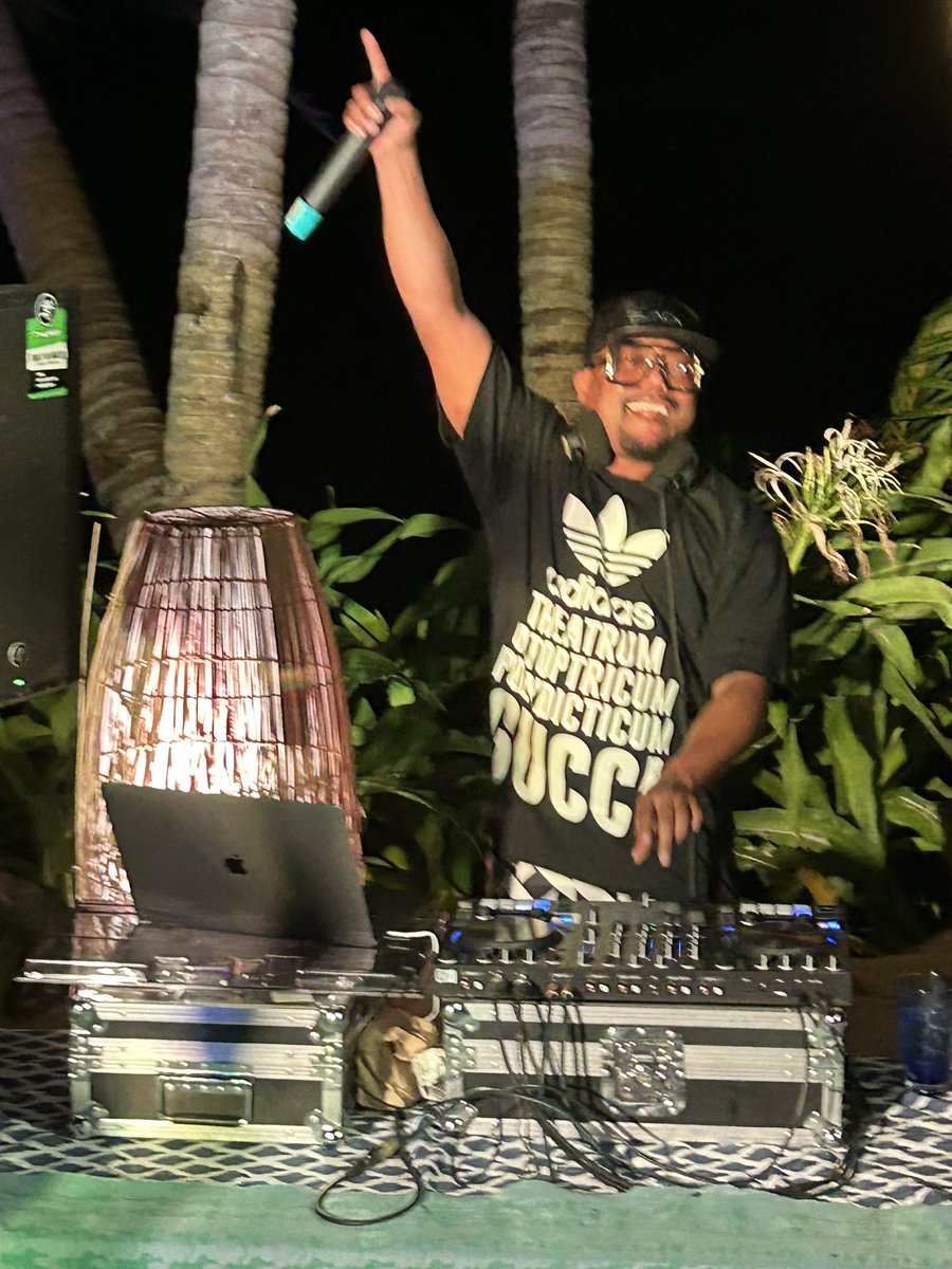 amandaterry's tweet photo. Apples and bananas!

What a pleasure to meet legend @apldeap from the Black Eyed Peas this weekend in PH 🐵🔥🇵🇭

I moderated a panel w him where he spoke about how Web3 can help him discover and promote new Filipino musicians! He’s a gem and brought it last night 💎 https://t.co/oQjxcNnciy