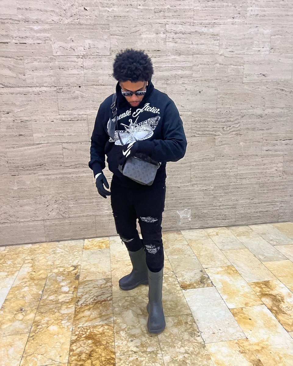 whoispadrone's tweet image. I design fire hoodies no bap 🖤