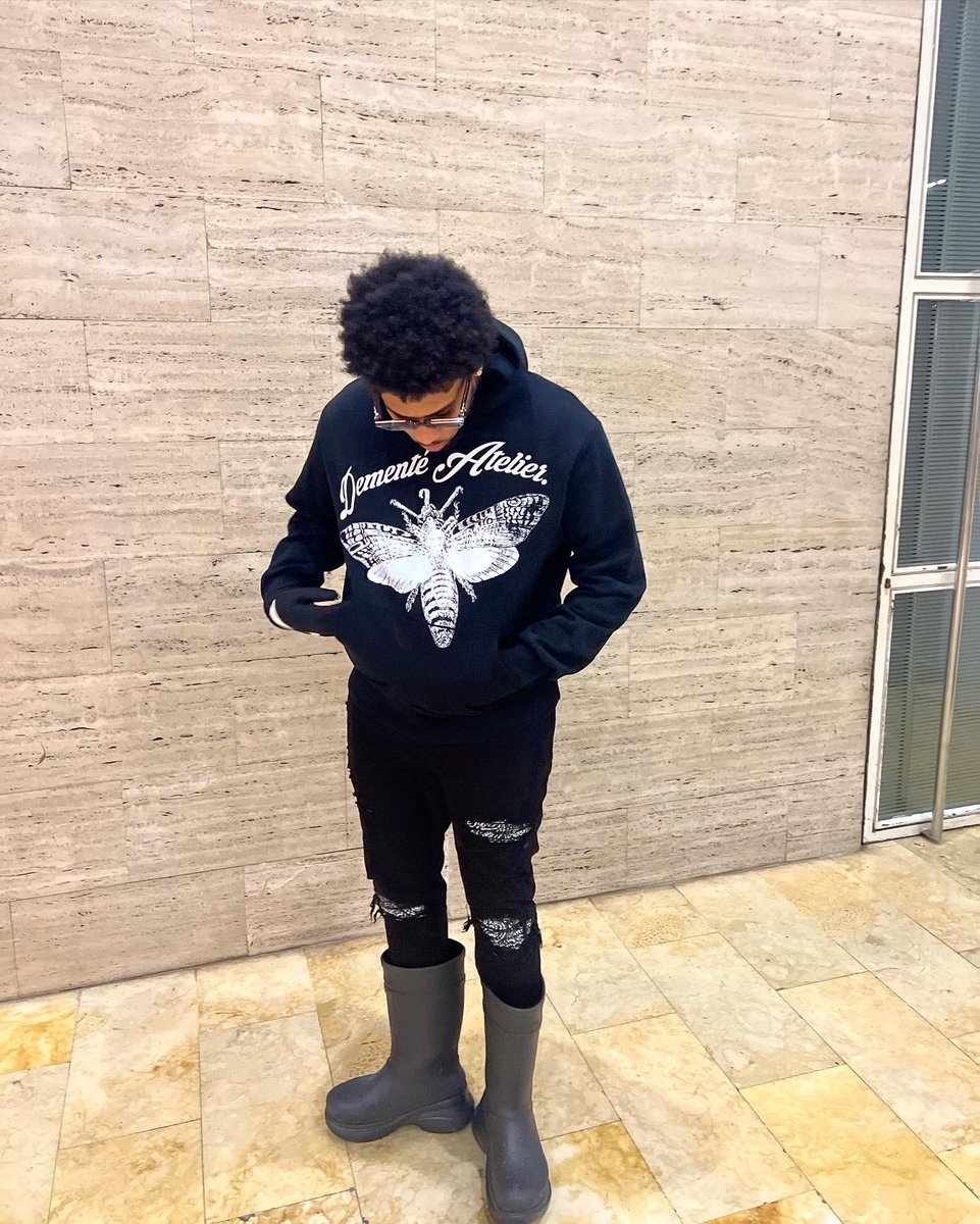 whoispadrone's tweet image. I design fire hoodies no bap 🖤